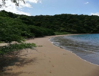 Playa recogida de La Cruz, entre cerro y mar