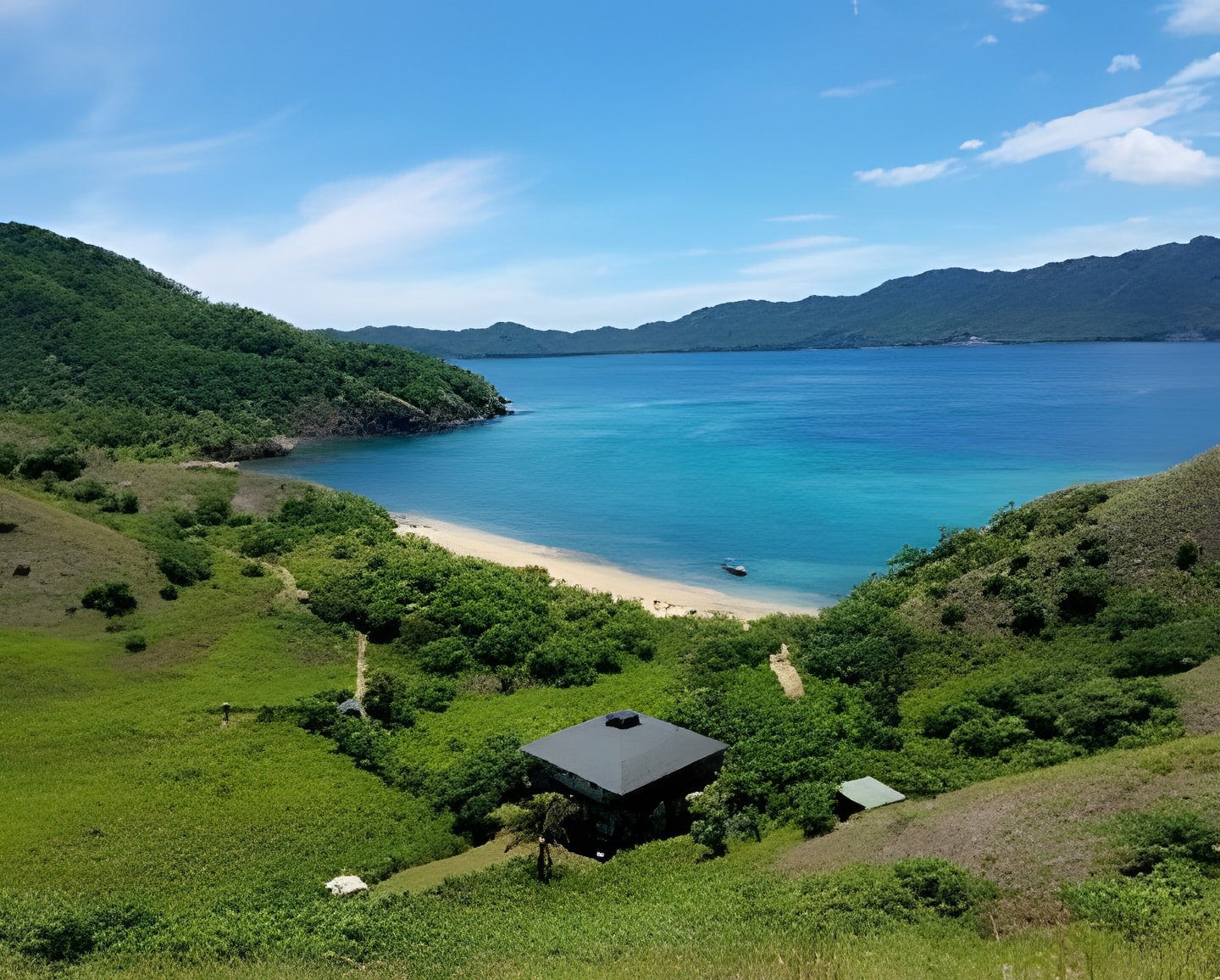 Bahía de arena y agua turquesa en las playas del cantón