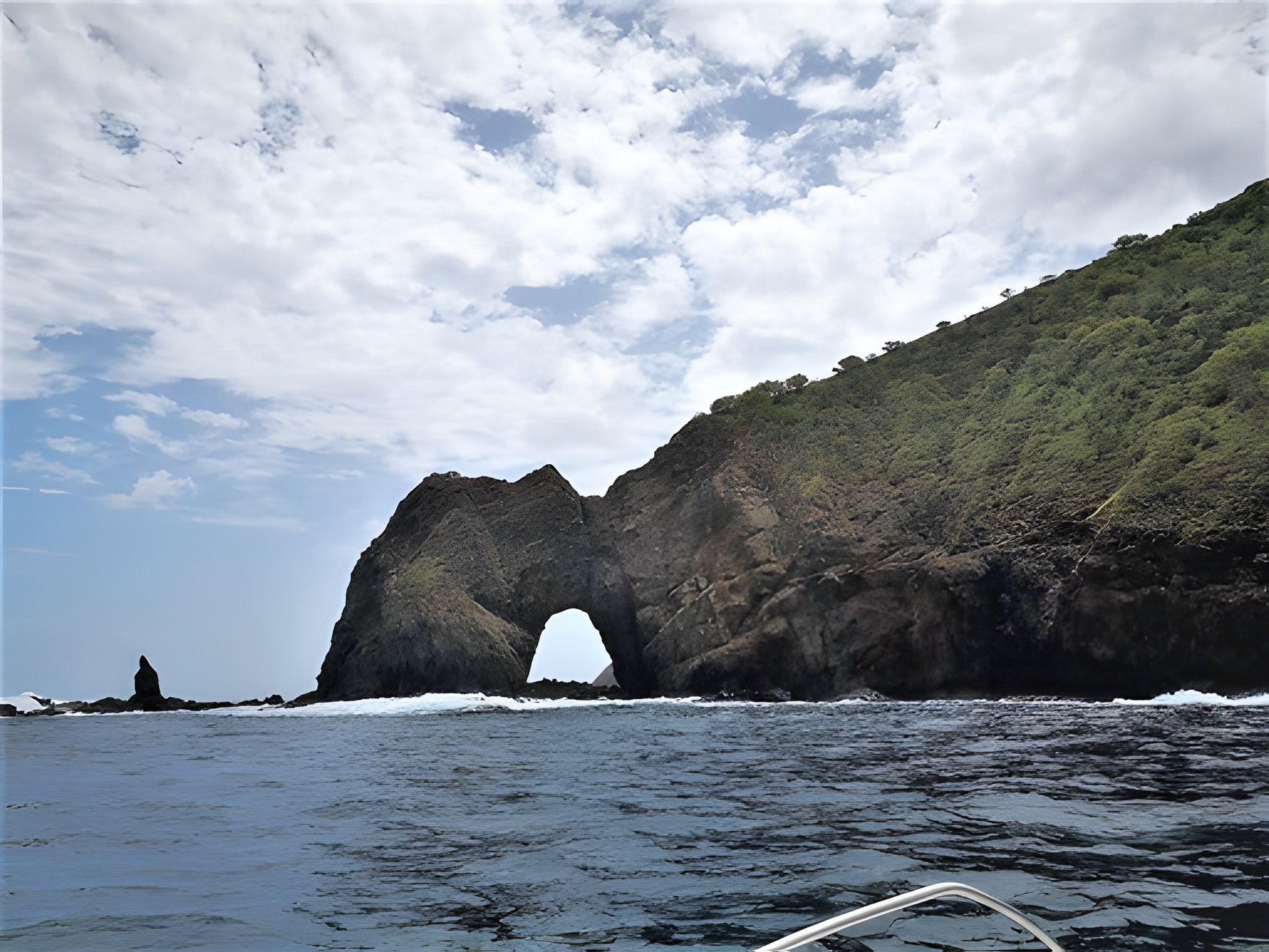 Costa rocosa con arco de marea, el tipo de paisaje de Isla Muñecos