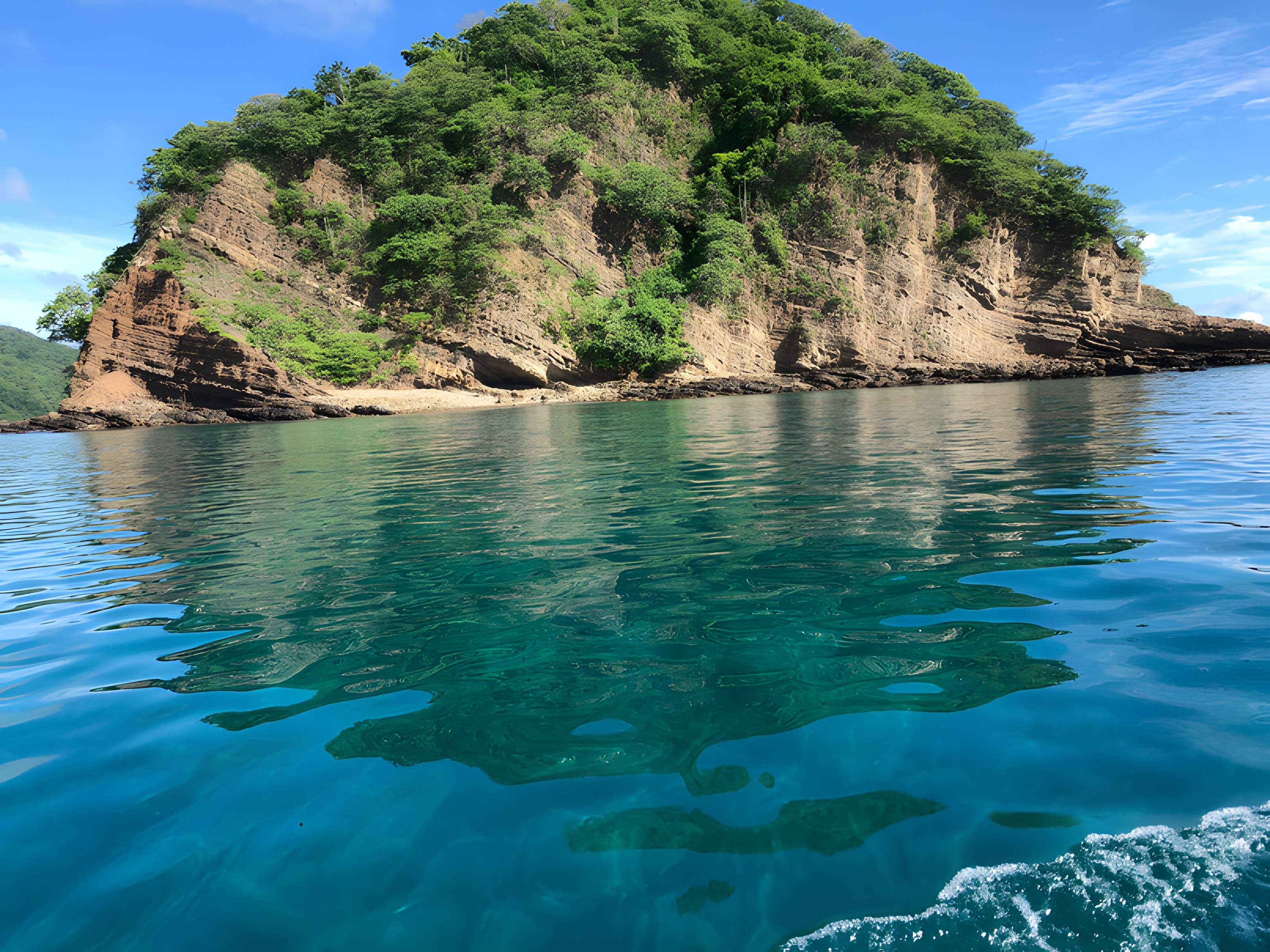 Isla rocosa de las Murciélago vista desde la lancha en bahía Santa Elena