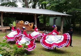 Danza folclórica de la comunidad en la ruta rural de La Cruz