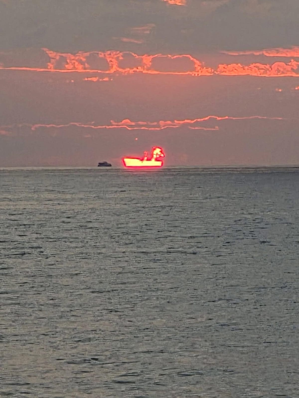 Embarcación al atardecer en aguas de La Cruz