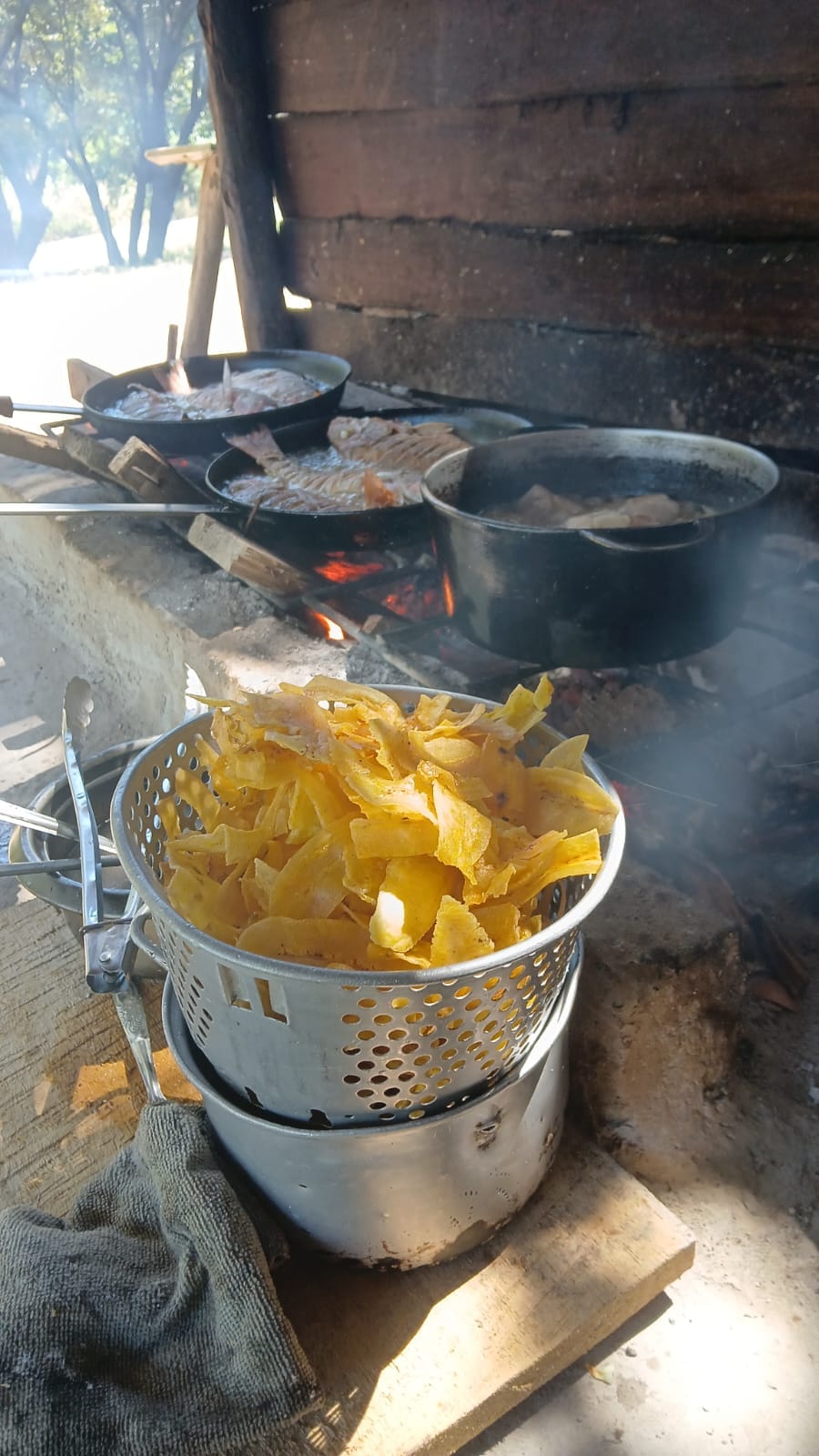 Tajadas de plátano junto al fogón comunitario