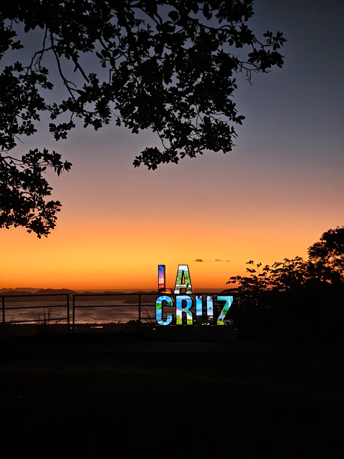 Mirador con las letras LA CRUZ al atardecer