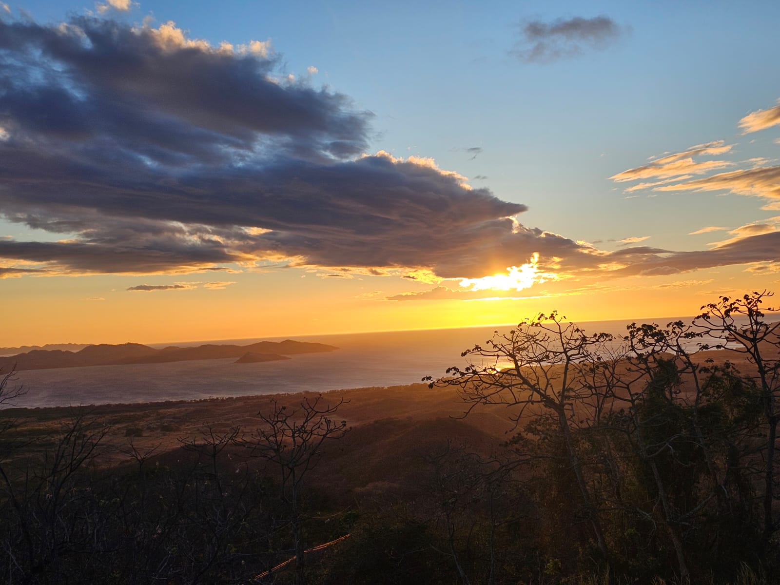 Atardecer dorado sobre bahía y cerros de La Cruz