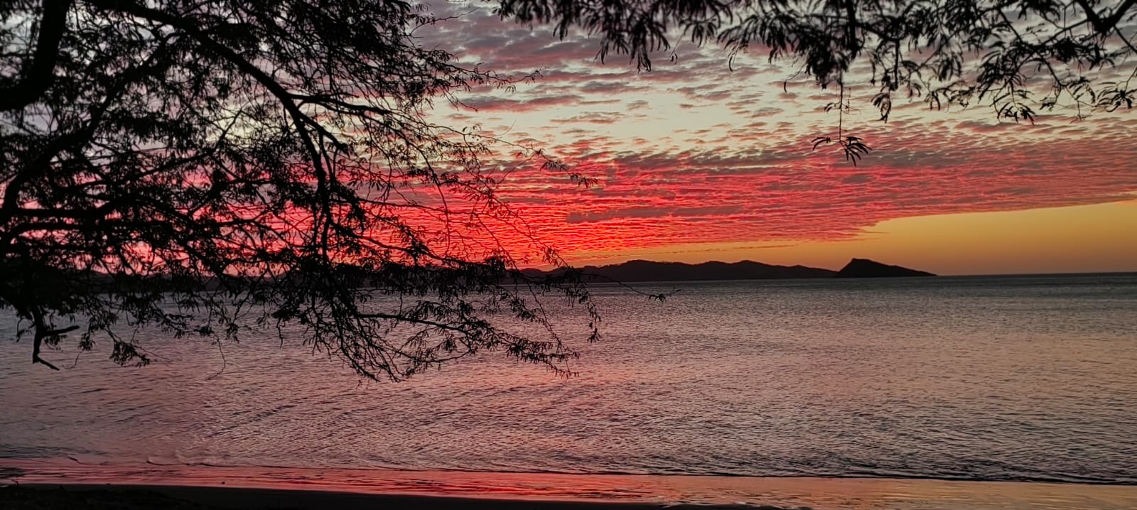 Cielo rojo al atardecer desde la costa