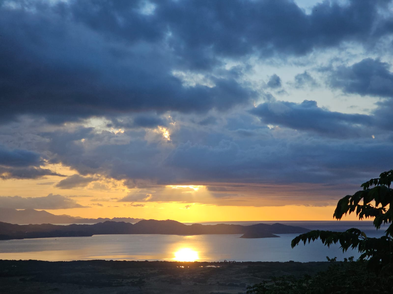Rayos crepusculares al atardecer sobre La Cruz