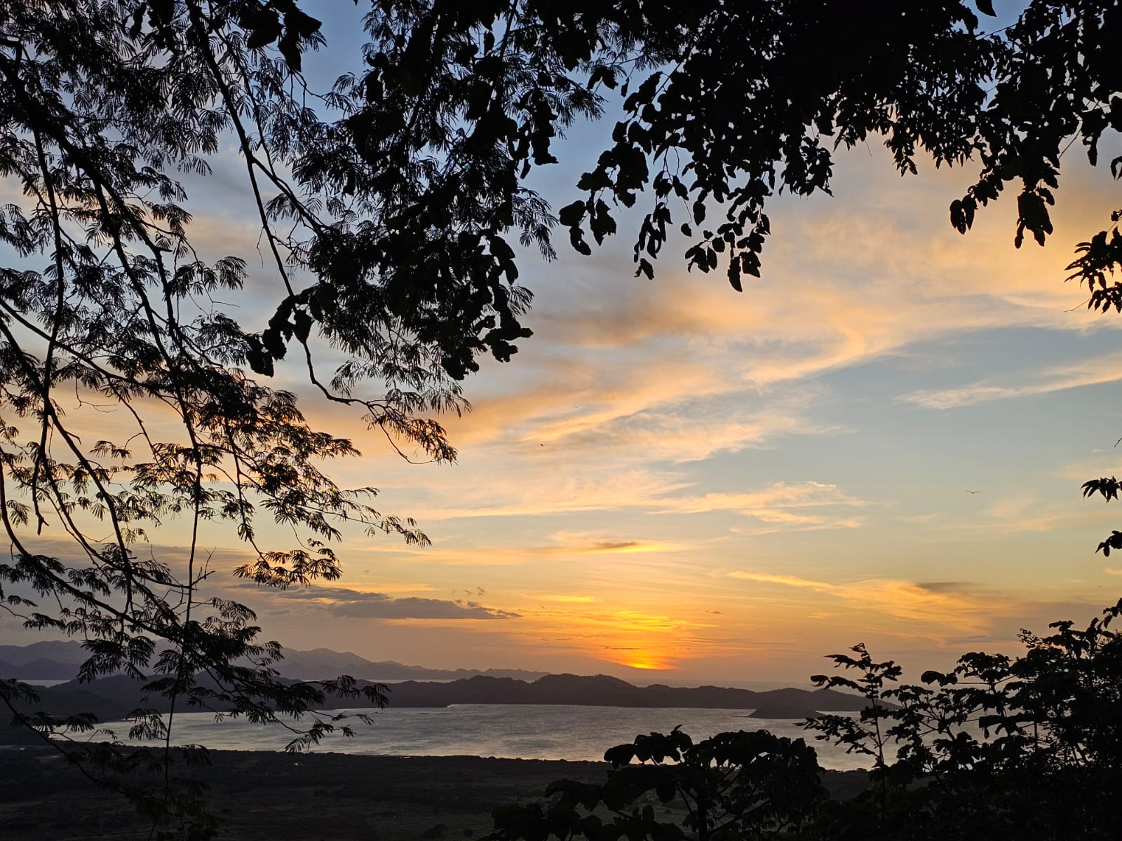 Cielo de atardecer sobre el cantón