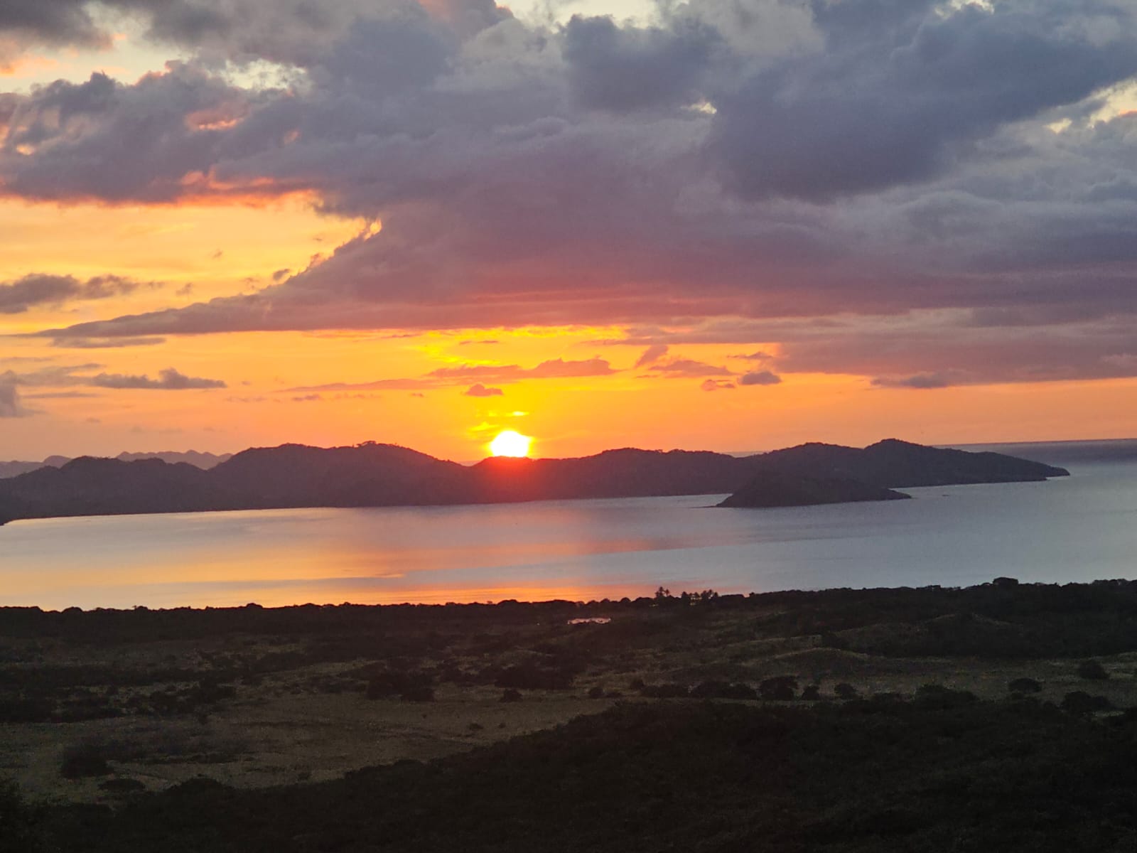 Reflejo dorado del sol en la bahía de La Cruz