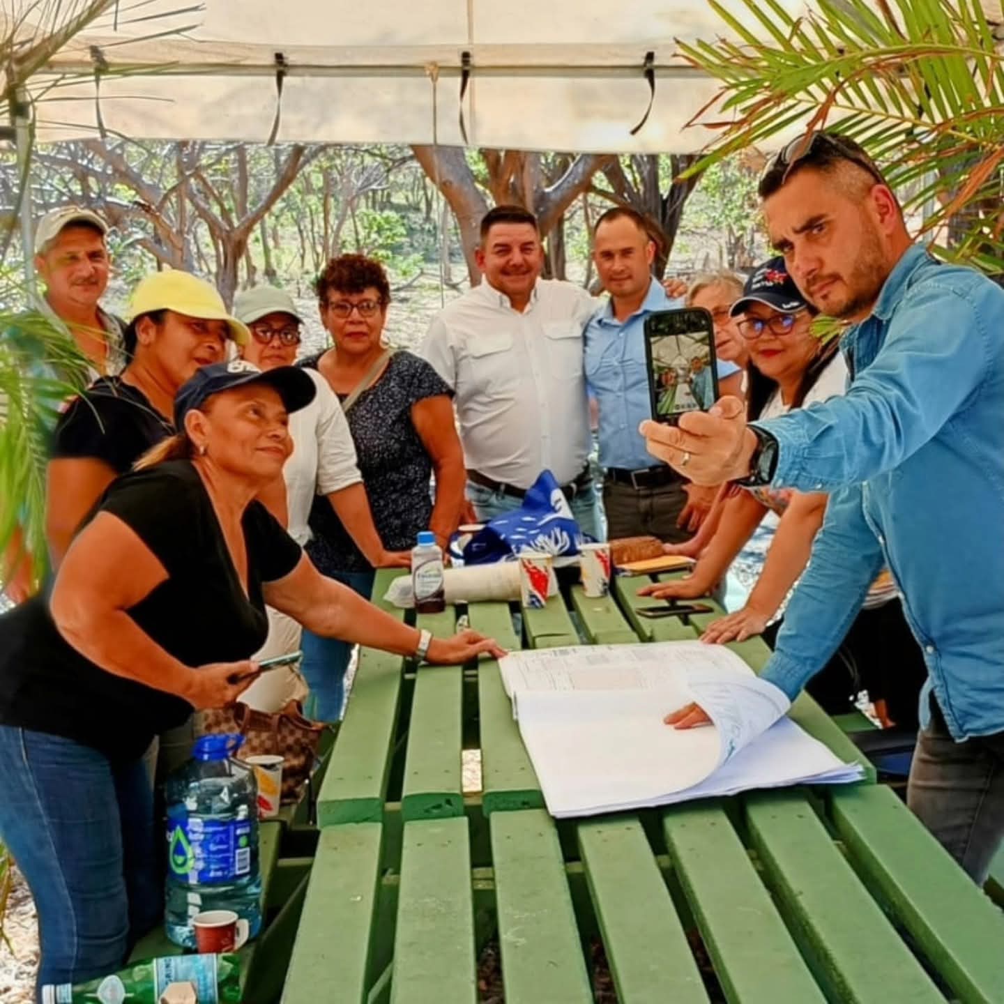 Reunión del proyecto de artesanías bajo el toldo