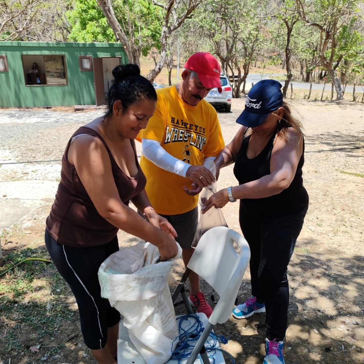 Integrantes del proyecto preparando materiales en sacos