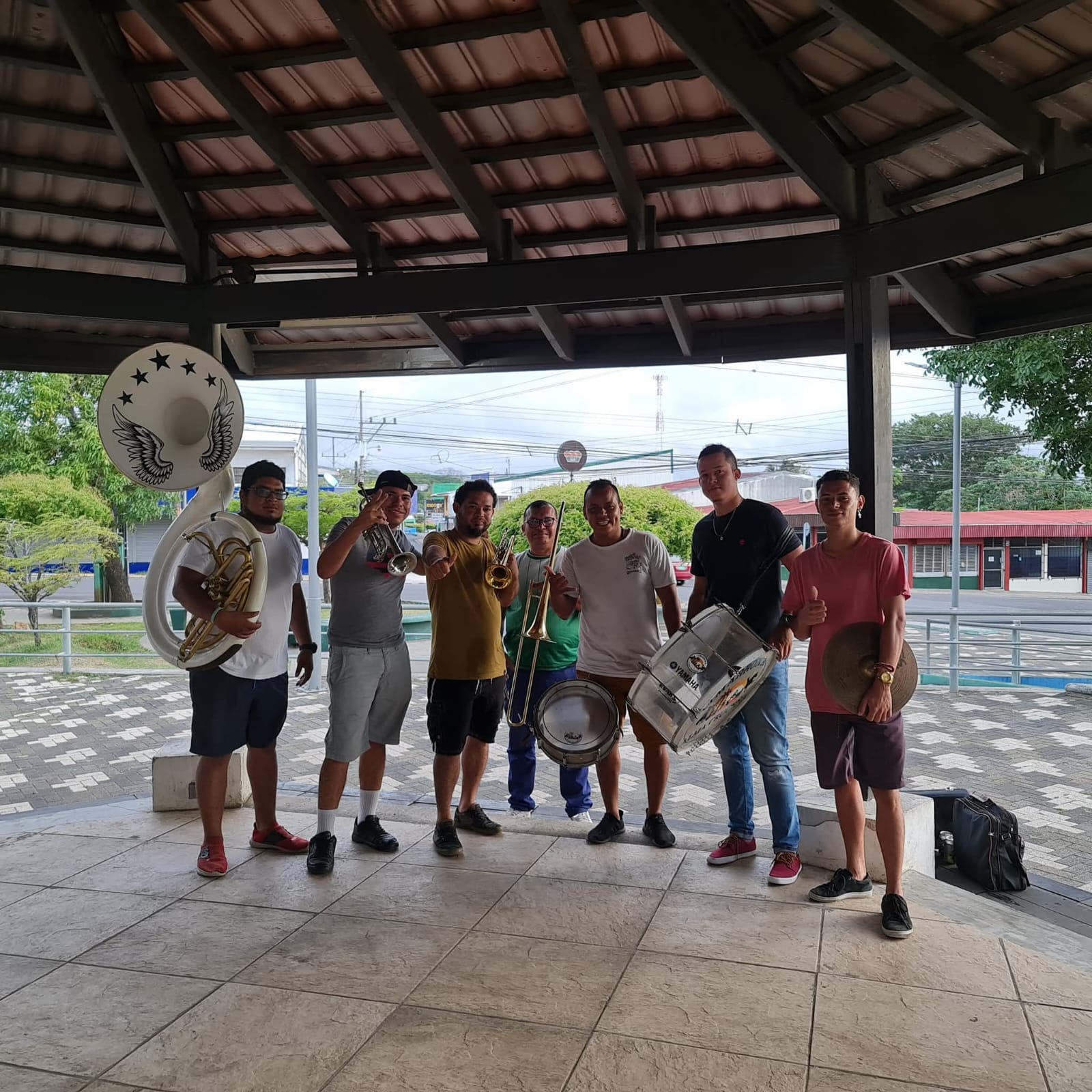 Banda de la comunidad en el pabellón