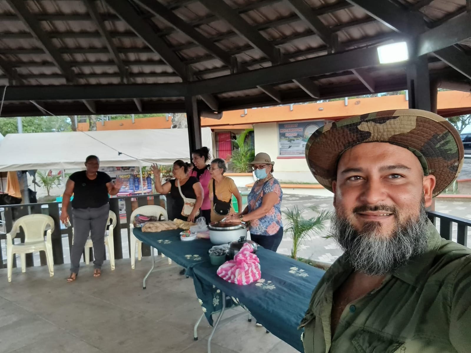 Mesa de la feria comunitaria bajo el pabellón