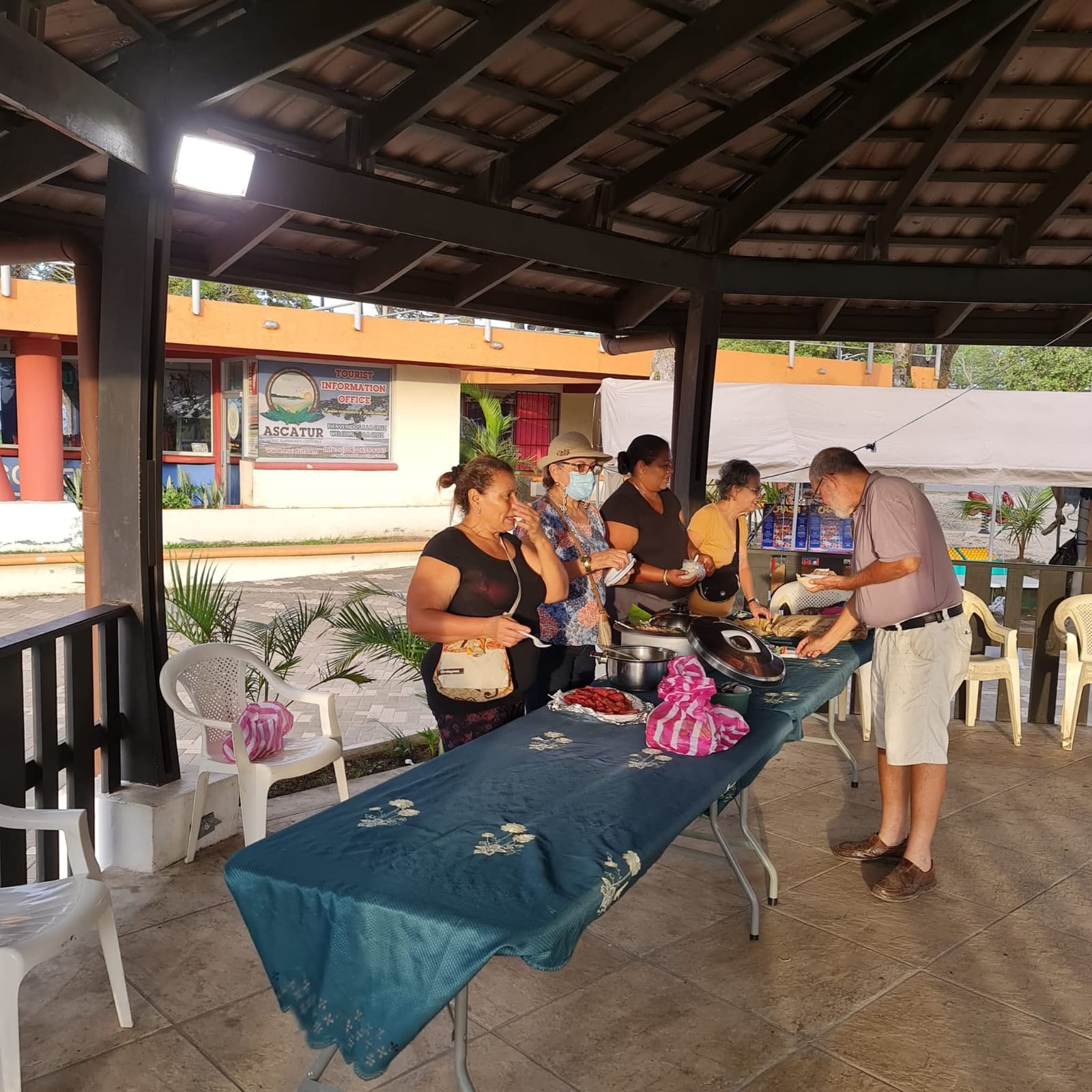 Encuentro de la feria frente a la oficina de información turística de ASCATUR en La Cruz