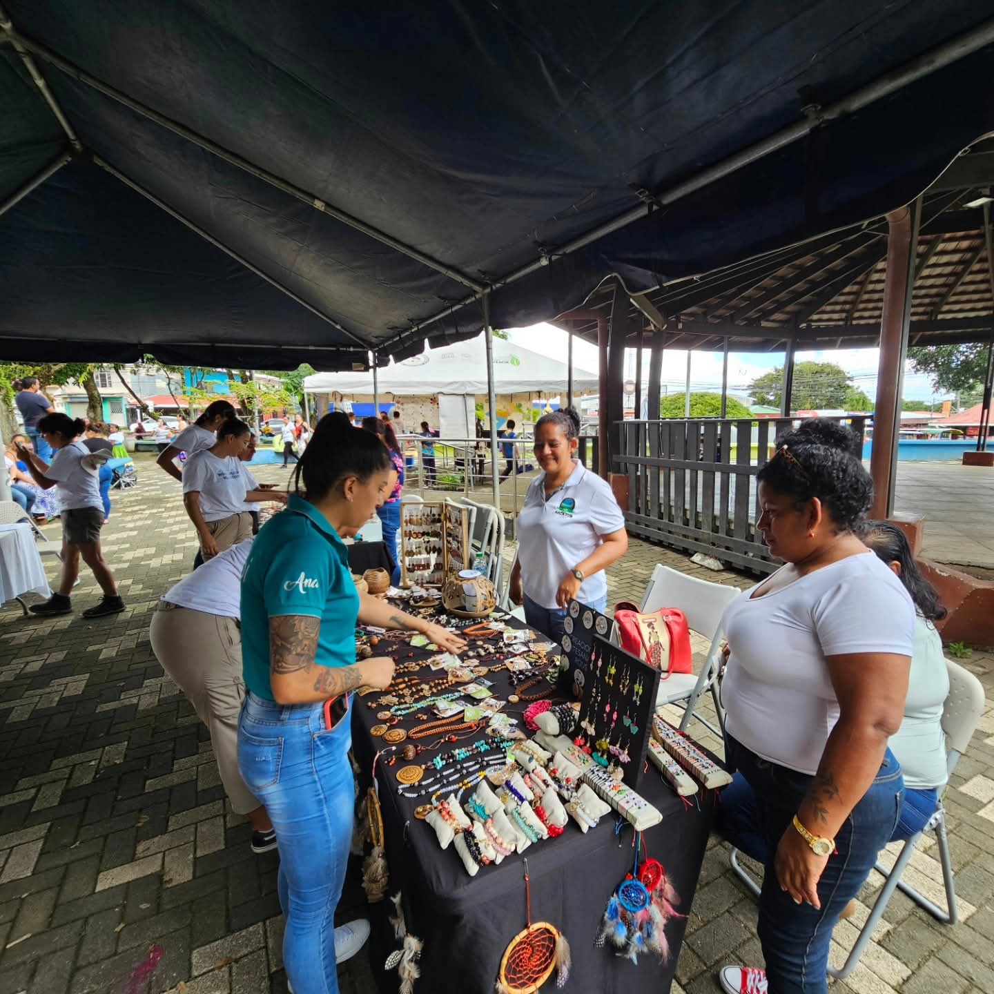 Joyería de semillas y jícaras talladas en la feria de artesanías