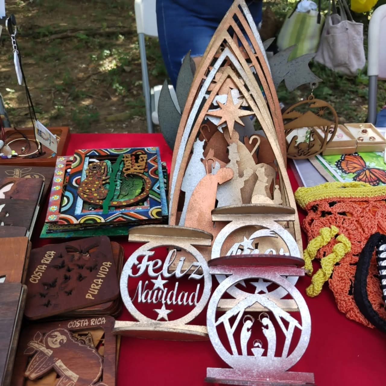 Figuras de madera de Costa Rica y nacimientos en la feria