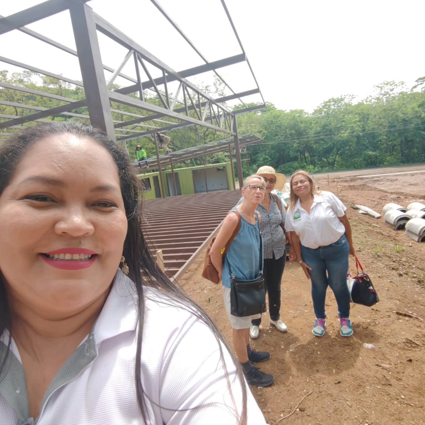 Integrantes de ASCATUR frente a la obra del proyecto