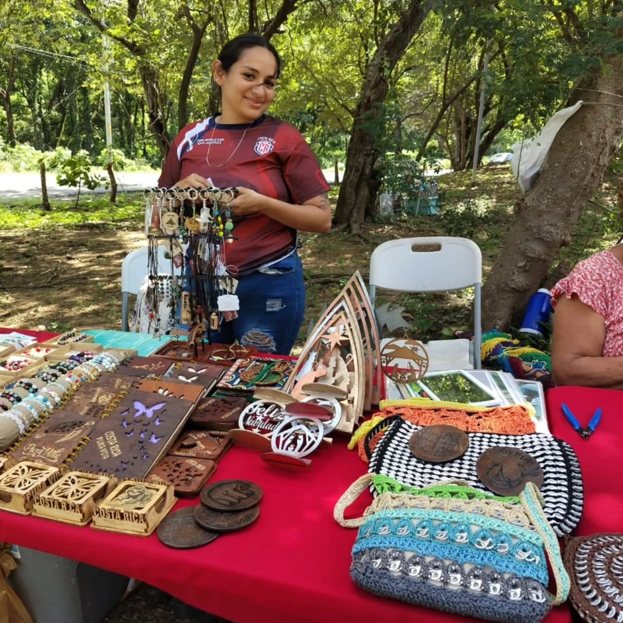 Madera, joyería y bolsos tejidos en un puesto de la feria