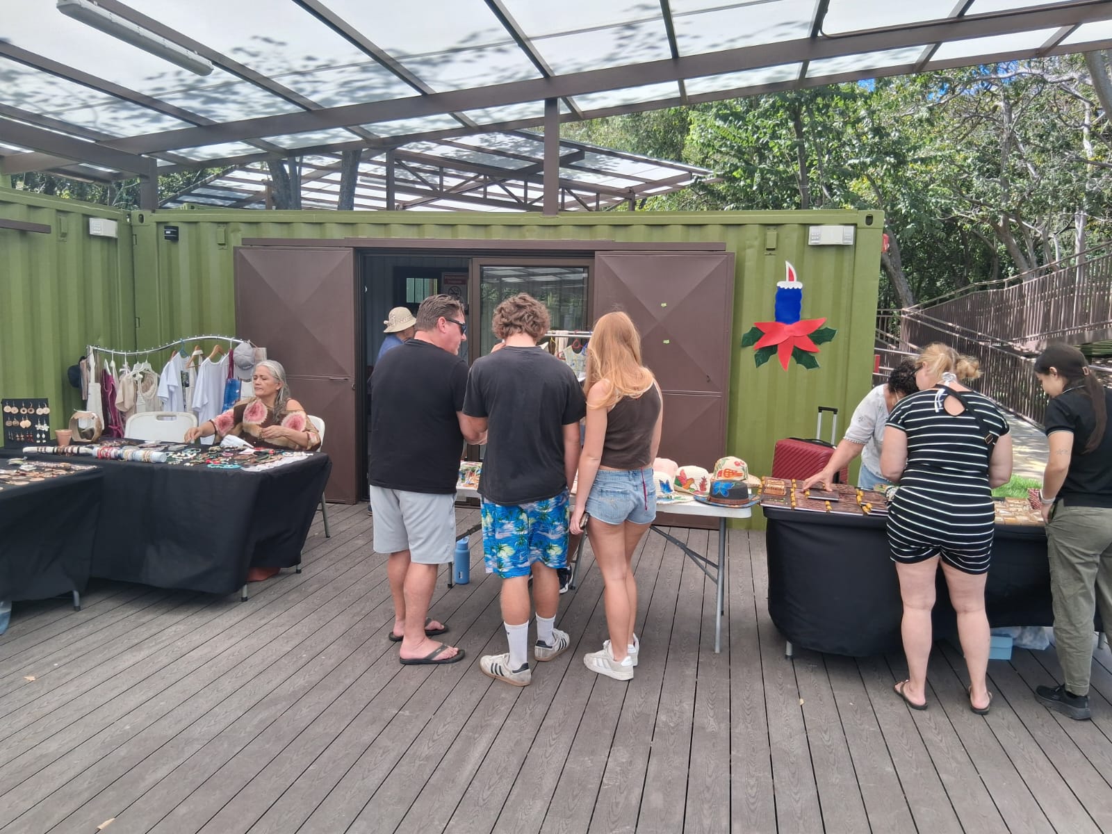 Feria de artesanías bajo el pabellón de ASCATUR en El Jobo