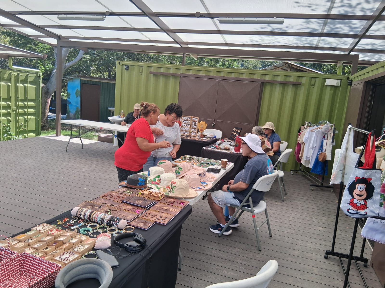 Mesas de la feria comunitaria en el centro de El Jobo