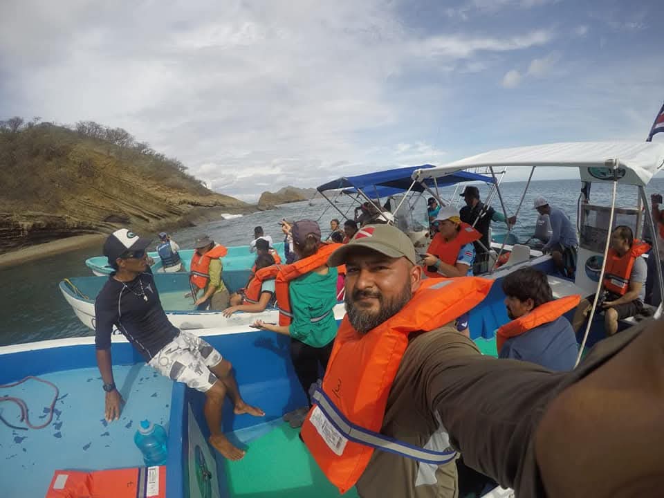 Lanchas junto a la costa rocosa en la ruta de las Islas Murciélago