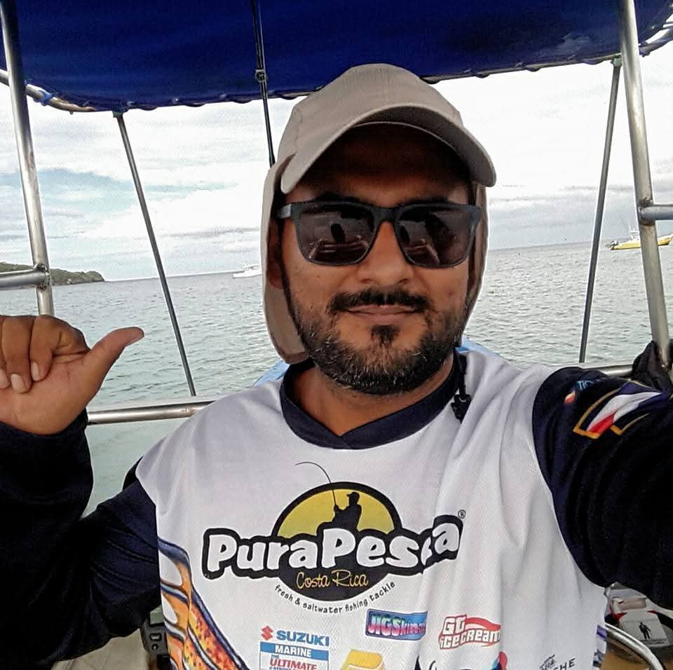 Salida de pesca deportiva desde la lancha en aguas de La Cruz