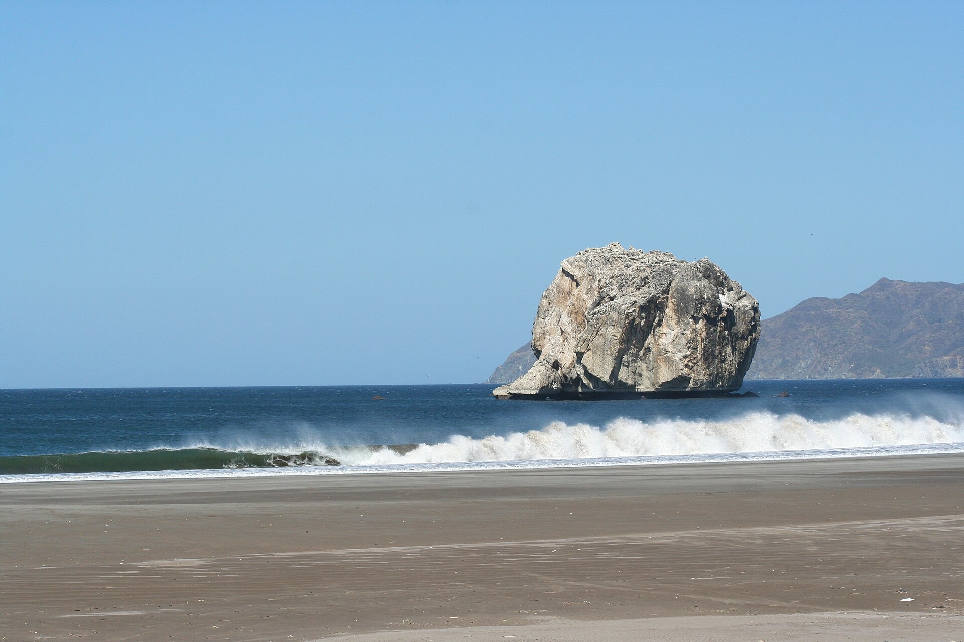 Roca Bruja frente a playa Naranjo