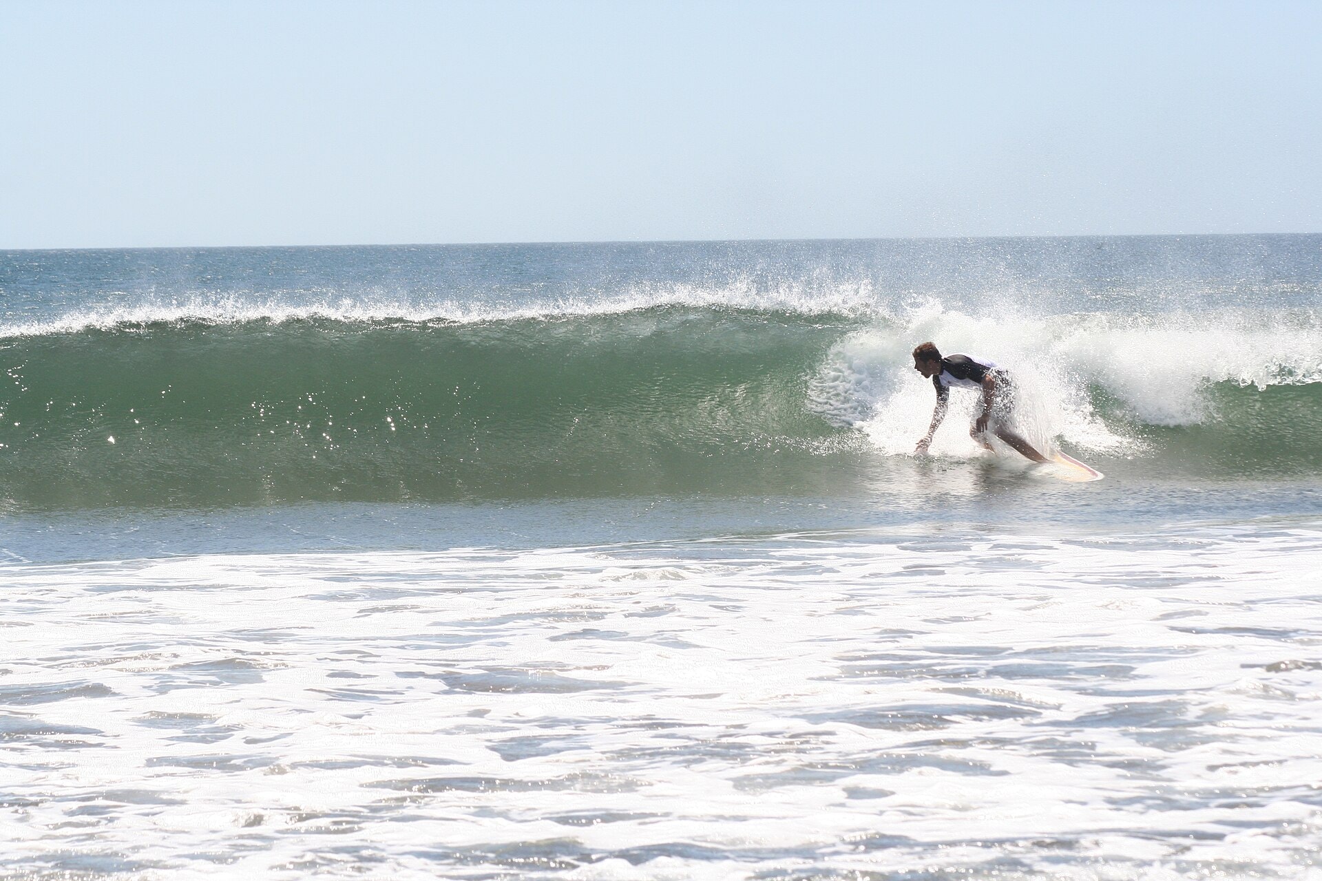 Surf en las olas de Roca Bruja