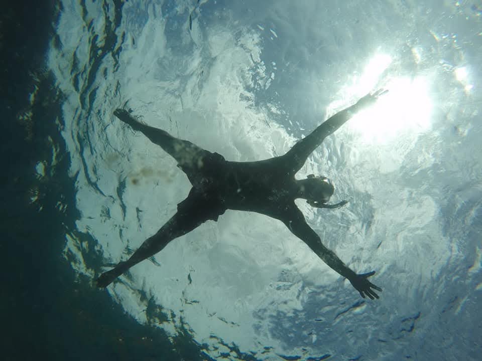 Snorkel en superficie, visto desde el agua en La Cruz