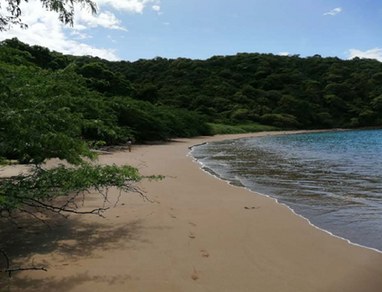 Playa recogida de La Cruz, entre cerro y mar
