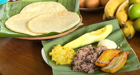 Desayuno típico con tortillas de maíz, gallo pinto y plátano