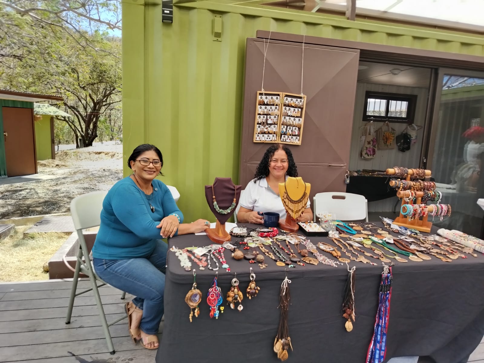 Artesanas con joyería de semillas y madera en la feria de El Jobo