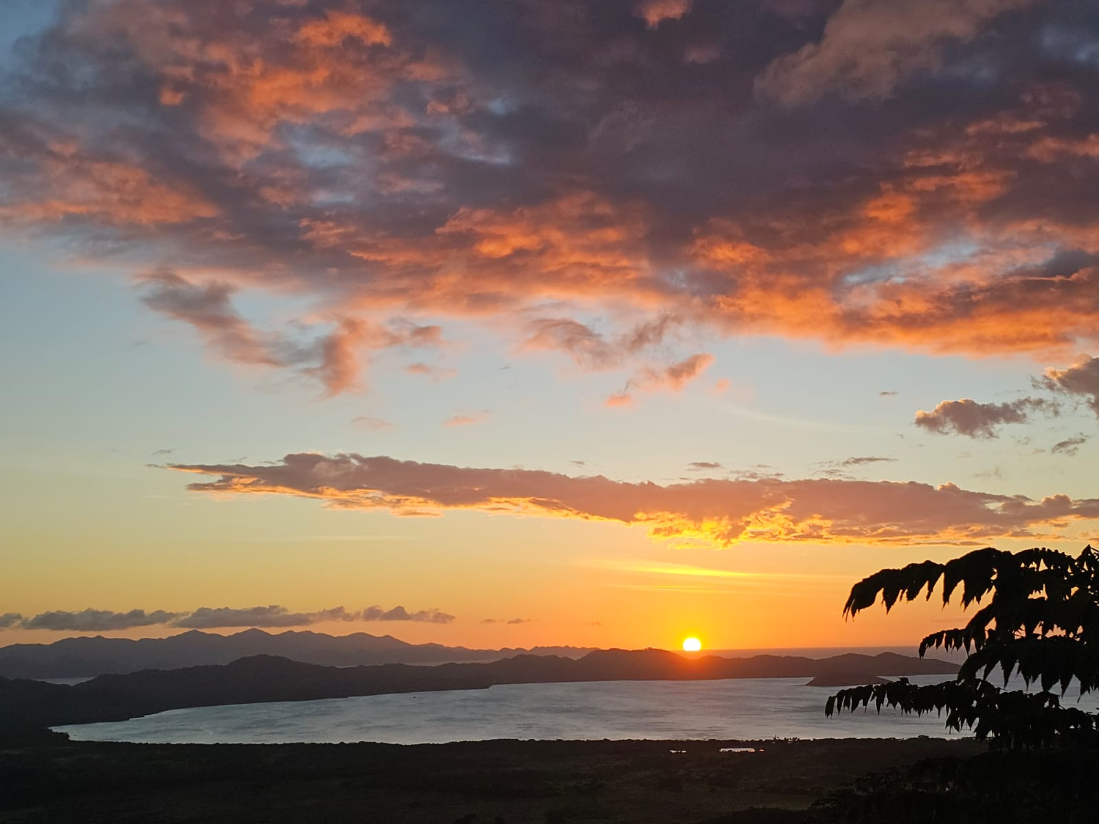 Atardecer con nubes dramáticas sobre la bahía de La Cruz