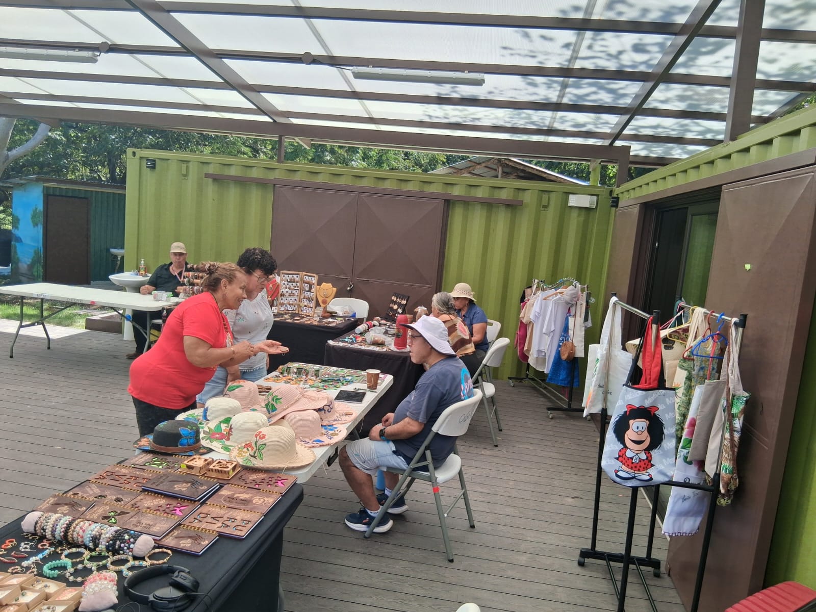 Feria de artesanías bajo el pabellón de ASCATUR en El Jobo